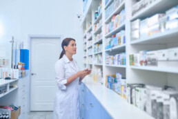 Almacenamiento de reactivos químicos de laboratorio